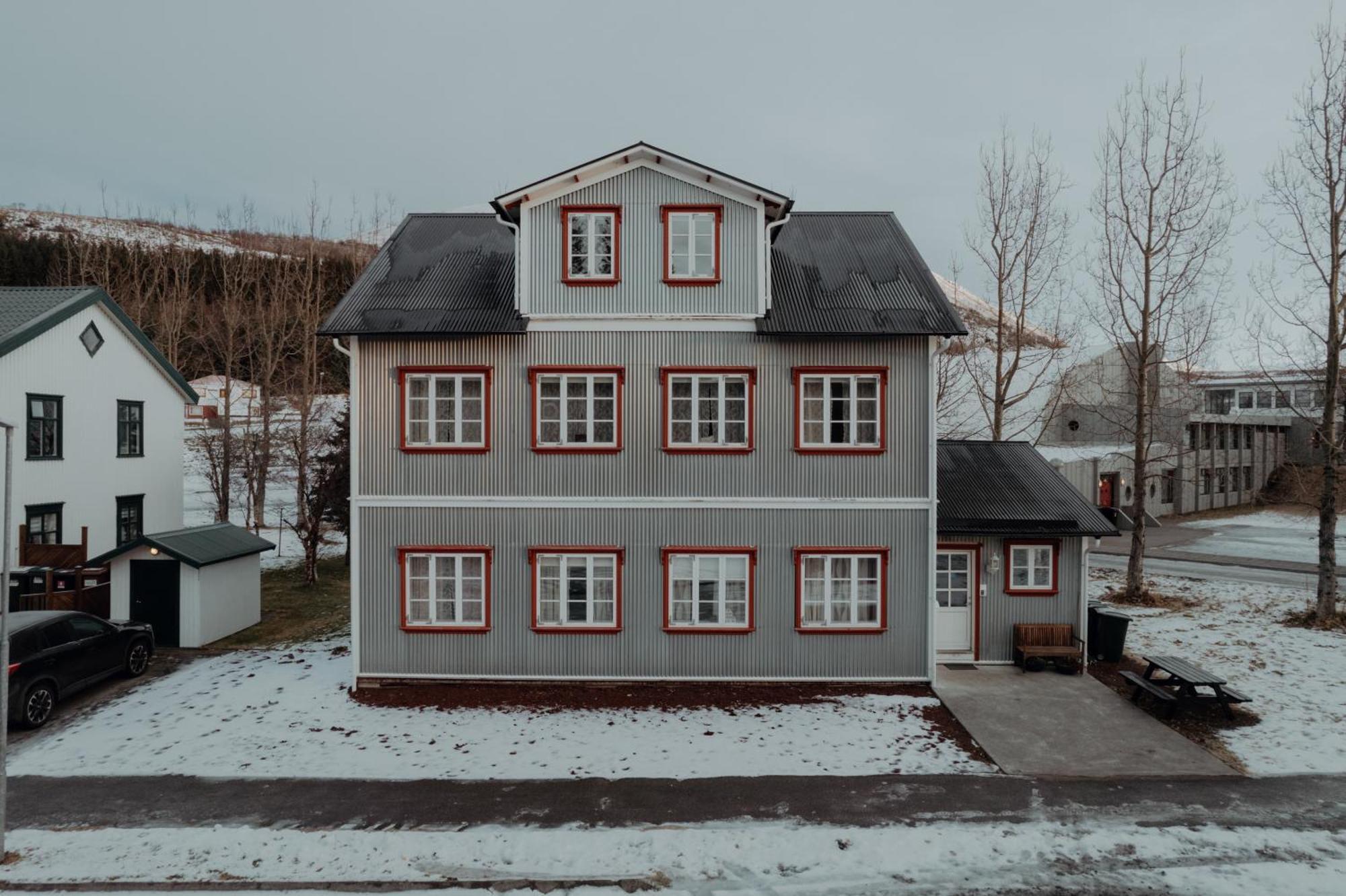 Gamli Skolinn Husavik Exterior photo