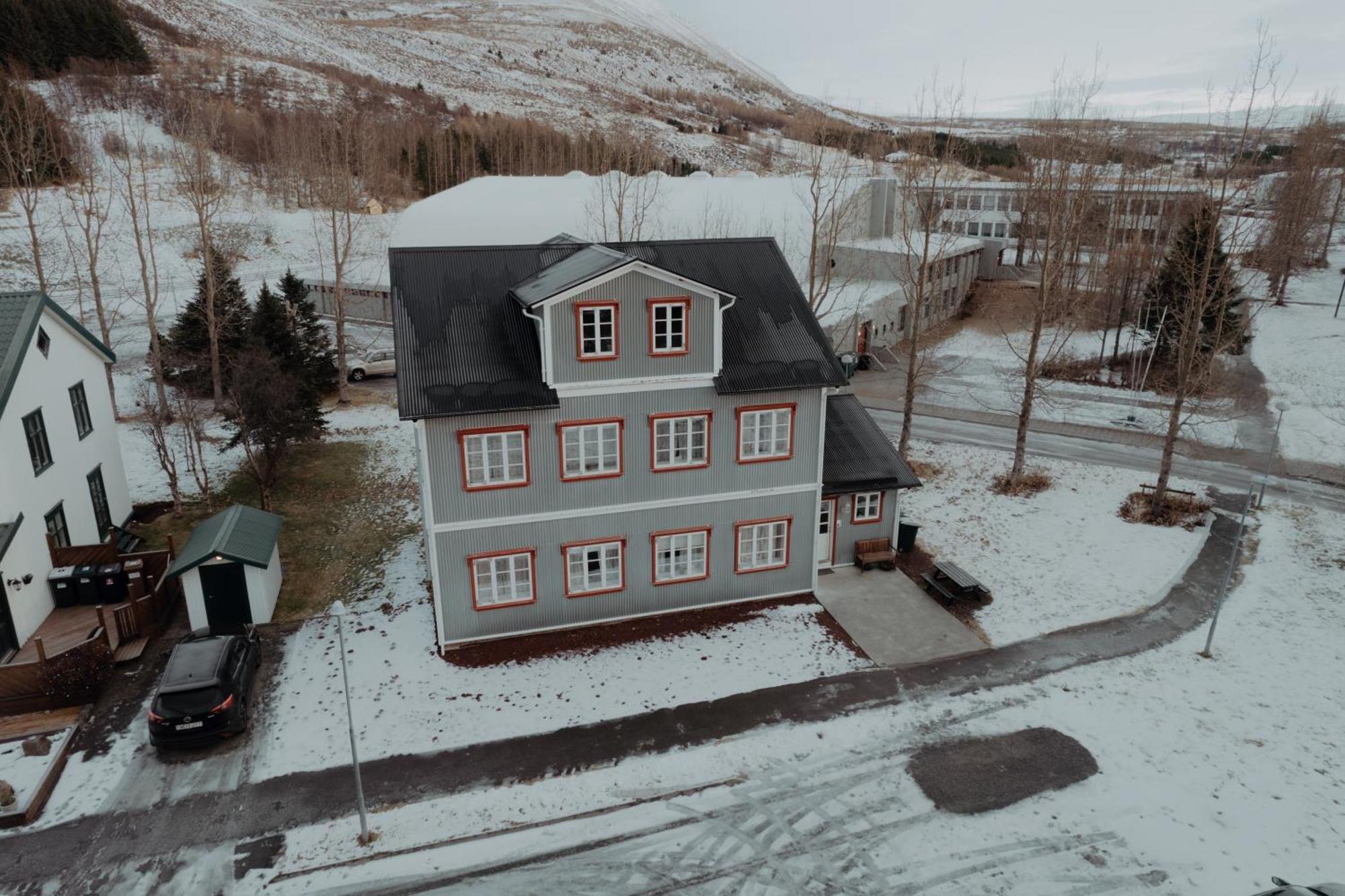 Gamli Skolinn Husavik Exterior photo