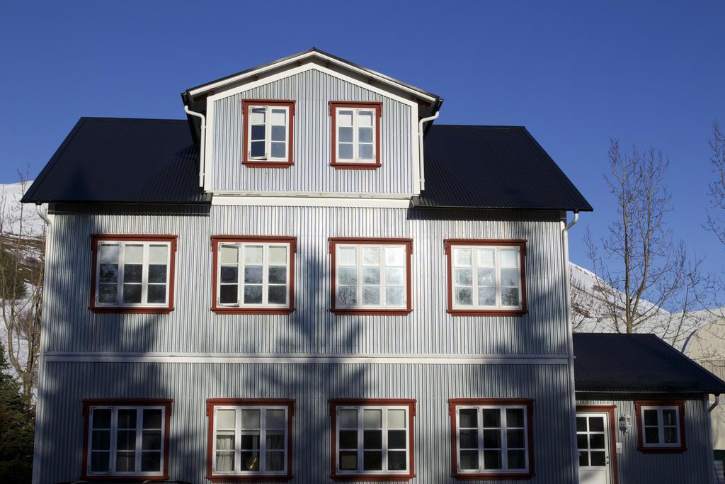 Gamli Skolinn Husavik Exterior photo